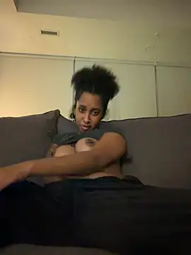 CUM IN PANTS ON COUCH ? - video di Your_Paris modella di cam