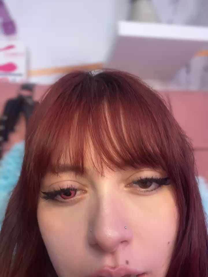 HOT IN MY ROOM CON MI DOMI - clip cu moon_lilith model videochat