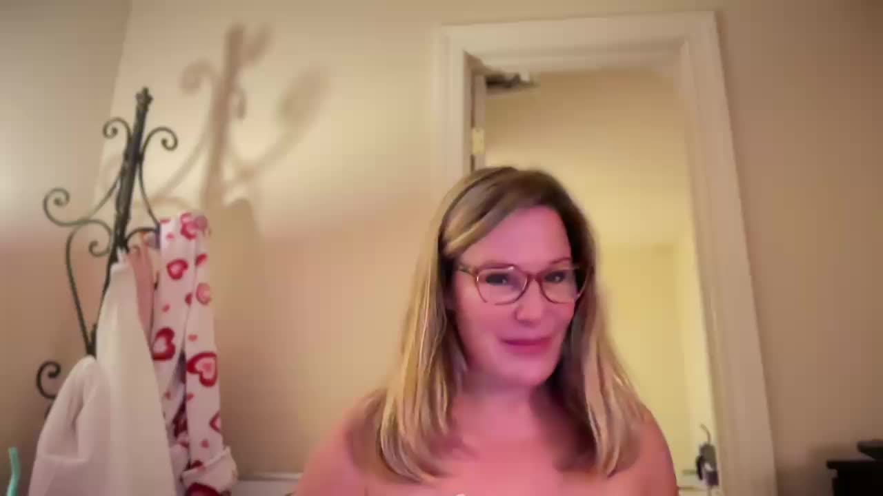 Lotsa Lips.. Pussy lips.. and lips wrapped around that dick.. - video của người mẫu cam Milf_Goddess