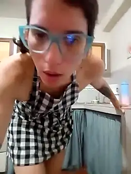 Nuda con il grembiule, tacchi, masturbazione, dita dentro de la mia fighetta - video by Luna-e-Franco1 cam model