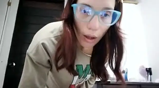 Mi tocco la figa, succhio due cazzi haha: il mio dildo e il suo cazzo, sputare - video by Luna-e-Franco1 cam model