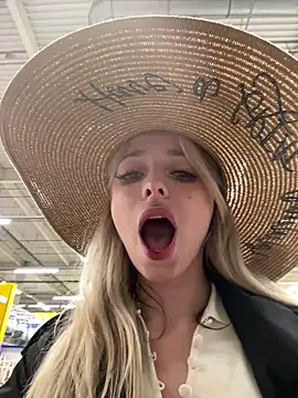 BOOBS, PUSSY AND ASS RIGHT IN THE SUPERMARKET - video by LoraaDoll cam model
