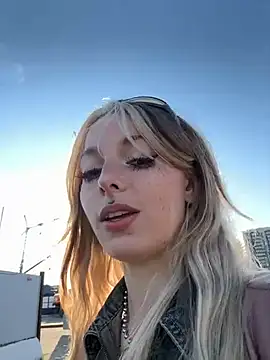 MY DIRTY FEET RIGHT ON THE STREET!!!! - video by LoraaDoll cam model