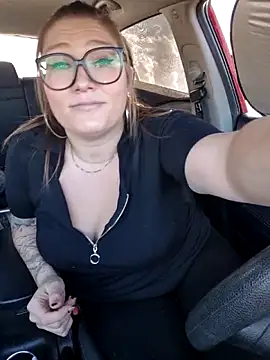 naked fun in very busy parking lot mid afternoon - Vídeo de wildyoungNhorny, modelo de vídeos