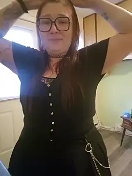 Fuck myself hard on the floor with my shoes still on - Vídeo de wildyoungNhorny, modelo de vídeos