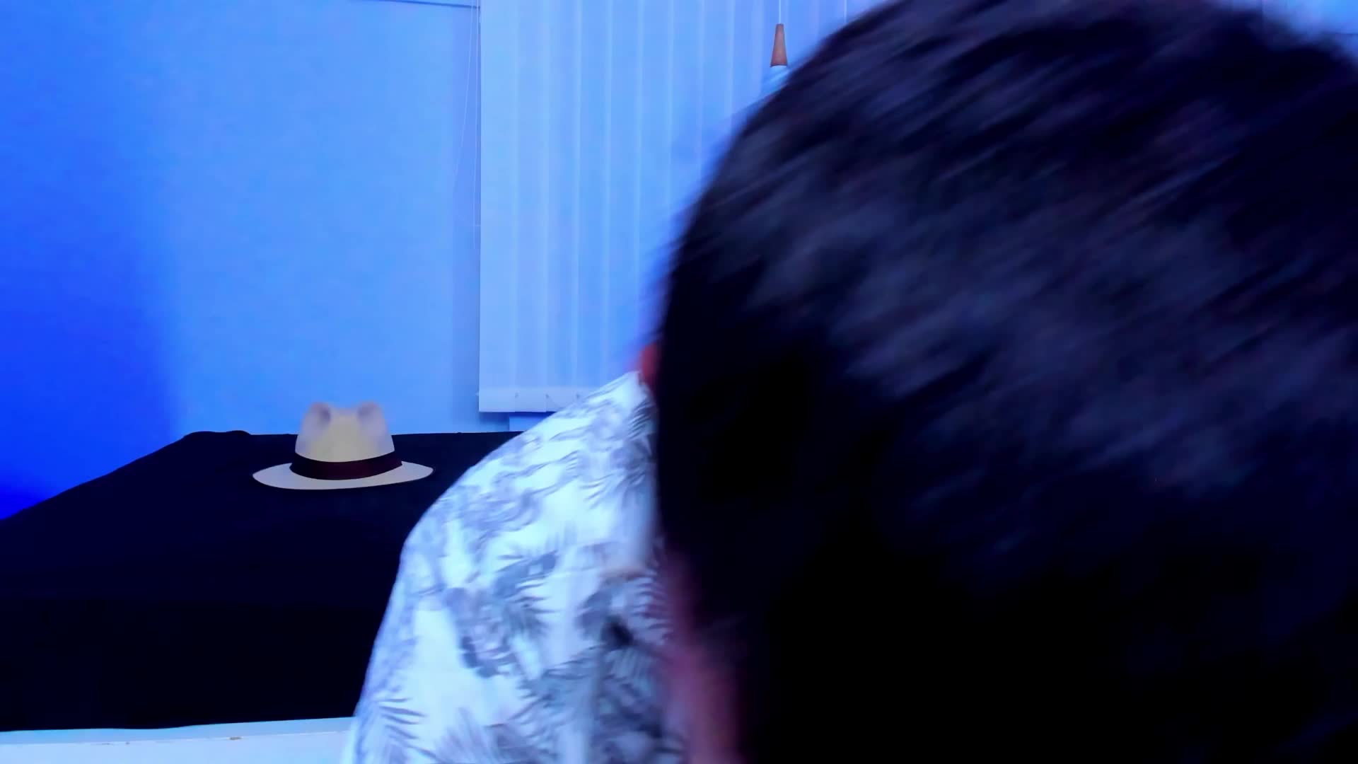 TOUCHING MY BIG COCK WHILE I SMOKE A LITTLE - vidéo du modèle de showcams Drako_Lamar