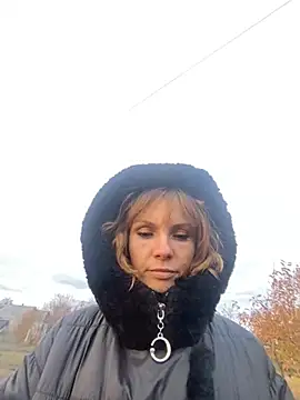 Showing off my butt in the garden outdoors☘️🍀🍑 - Anita-Smith 캠 모델의 동영상