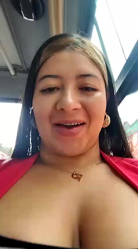 I show my tits to a man on the bus 😈😈😈