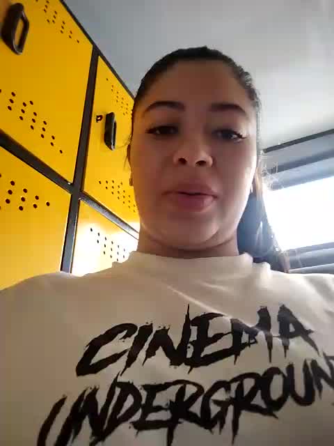 I take out my tits at the gym - Vídeo de Pp-ari4na03, modelo de vídeos