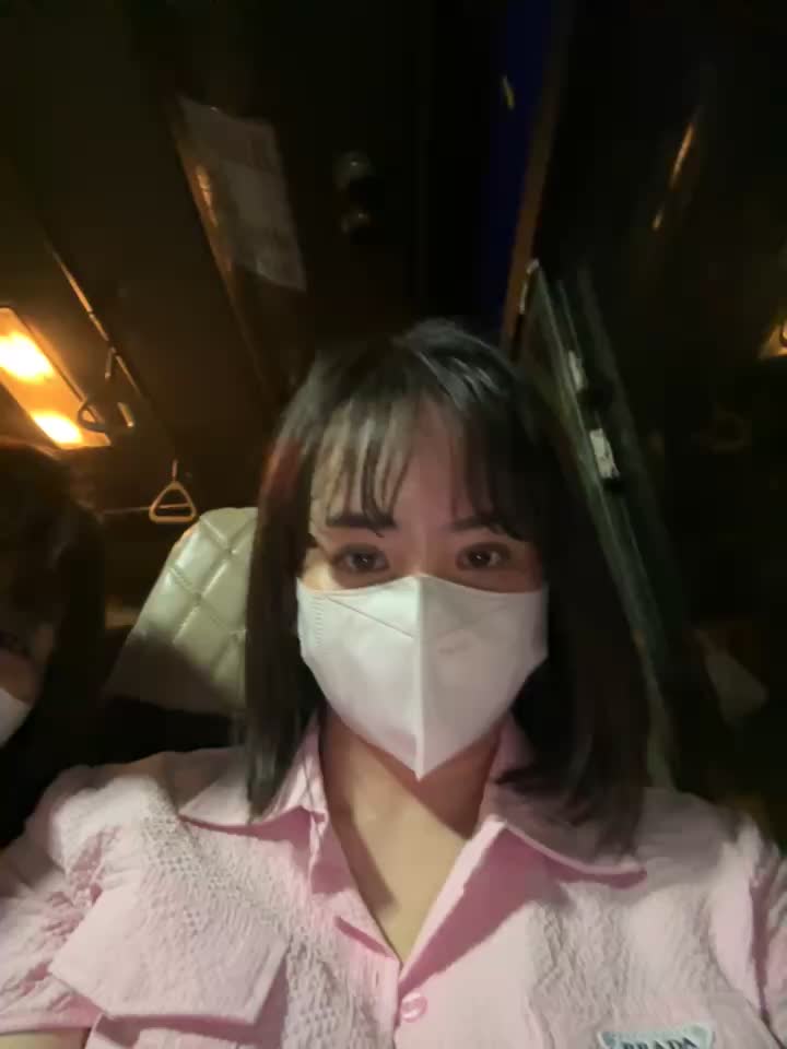 2 GIRL SHOW IN BUS - video oleh model kamera May-Squirt