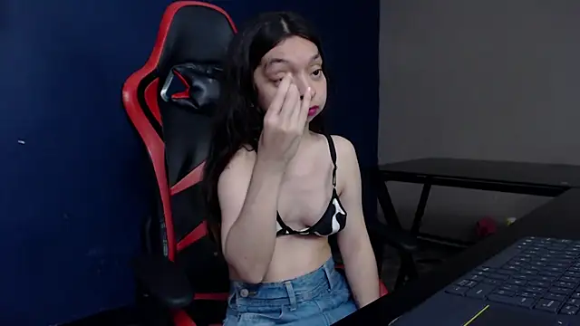 close domi pussy and spread - video by CharlotteMuller cam model