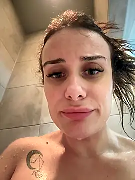 💦Squirt in public shower💦 - video van AlexaLust_ cam-model