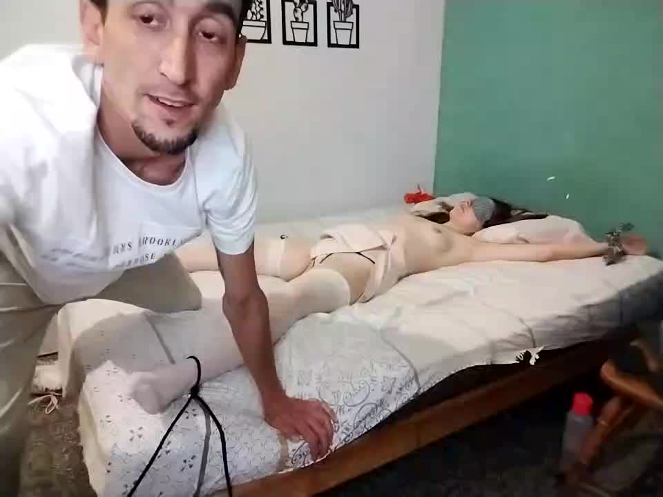 COSQUILLAS atada a la cama de pies y manos mientras me cosquillean toda desnuda y semidesnuda