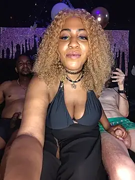 [31 Jul 19:56] 🔥✨Public Threesome Couples Show Recording: Both Suck My Toes😜🥰 - Video von AmazonianMistress Cam-Model