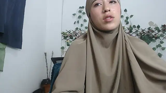 I masturbate with the sound of a car - video by chaymae_nah_ cam model