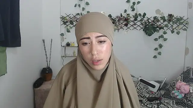 I masturbate with the sound of the car - video by chaymae_nah_ cam model