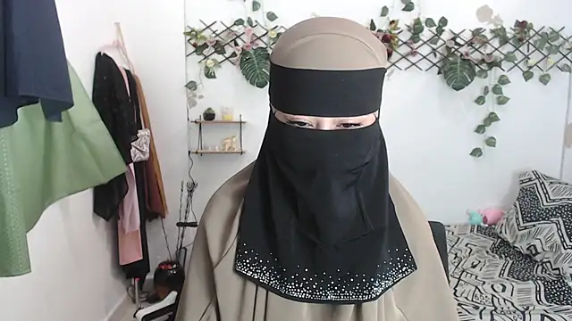 [25 Jun 08:48] Private Show I fuck the fucking machine very strong - video by chaymae_nah_ cam model