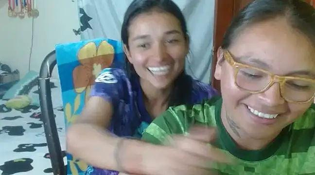 kisses – видео вебкам-модели clayre_and_jill