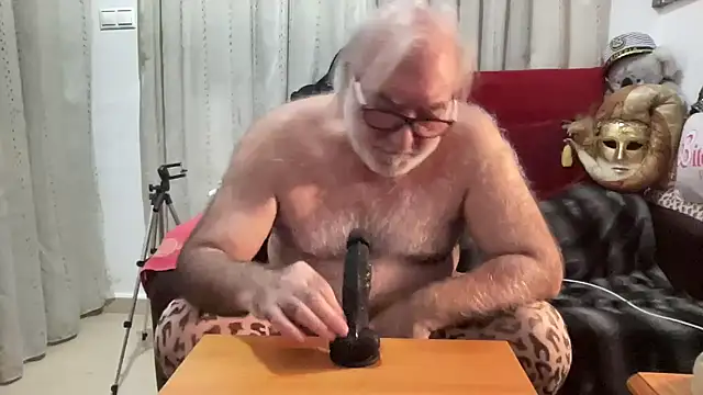 DEEPTHROATING MY BBC DILDO - Video von EroticVenetian Cam-Model