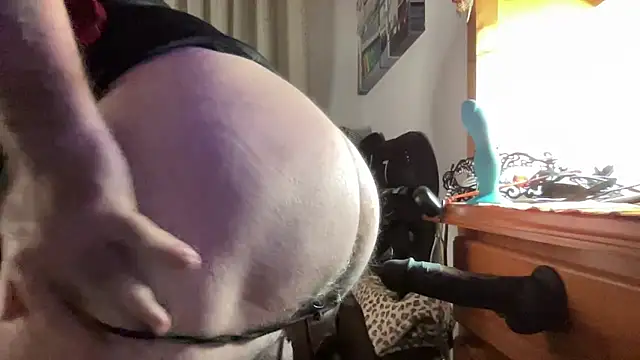 LOVING BBC AND SHOWING MY BALLS - video by EroticVenetian cam model