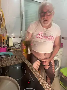 HORNY BITCH DADDY JERKING OFF DURING COOKING SHOW - video by EroticVenetian cam model
