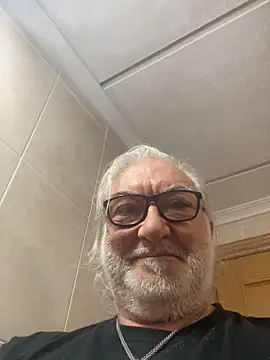 DADDY SHAKES ASS - video by EroticVenetian cam model