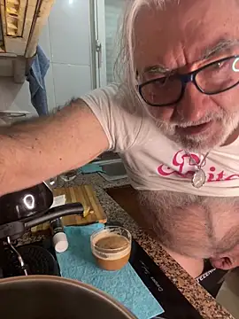 ITALIAN STUD EATING AND JERKING IN KITCHEN - video by EroticVenetian cam model