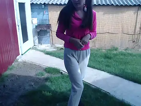 squirt show in the backyard - vidéo du modèle de showcams Isabelitta333
