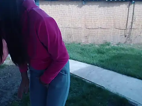 squirt show in the backyard gri pants - vidéo du modèle de showcams Isabelitta333