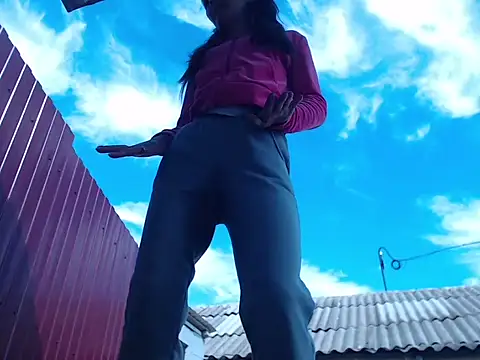 Squirt Show 2 in the same pants in the backyard - vidéo du modèle de showcams Isabelitta333