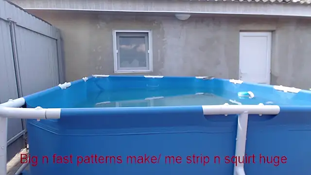 I play with you and go into the pool in my sexy swimsuit - vidéo du modèle de showcams Isabelitta333