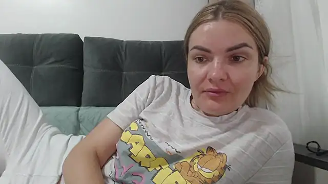 They made me take off my pajamas and made me squirt really well. - vidéo du modèle de showcams Isabelitta333