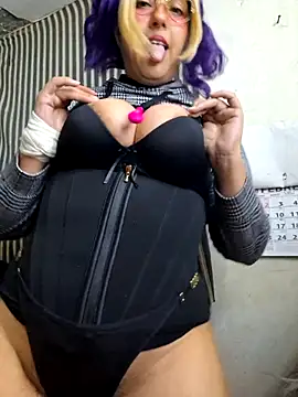 [19 Feb 00:48] Public Show - video di CherryDerry modella di cam