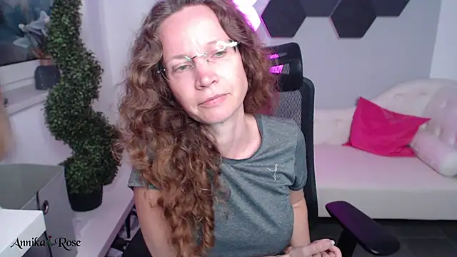 Roleplay: beim Wichsen erwischt - ক্যাম মডেল AnnikaRose-এর ভিডিও