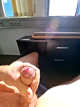 Masturbation / Ejakulation / Abspritzen im Büro am offenen Fenster :-) - Video von Marc_2024 Cam-Model