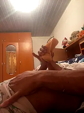 [31 Dec 01:51] Public Show – video modela na kameri emea4