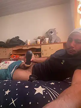 [16 Mar 10:39] Public Show – video modela na kameri emea4