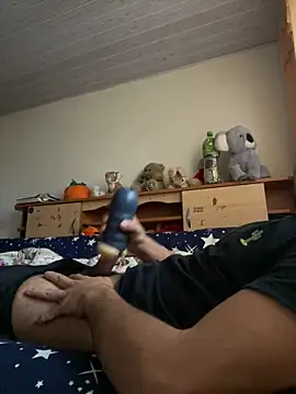 [29 Mar 12:14] Public Show – video modela na kameri emea4