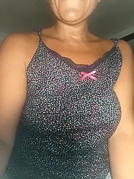 Scopata con vicino e sborra in bocca - vidéo du modèle de showcams Sexyhousewife1975