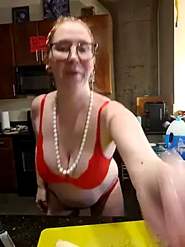 Cutting carrots on the counter naked pussy bare - video by littlelustlamb cam model