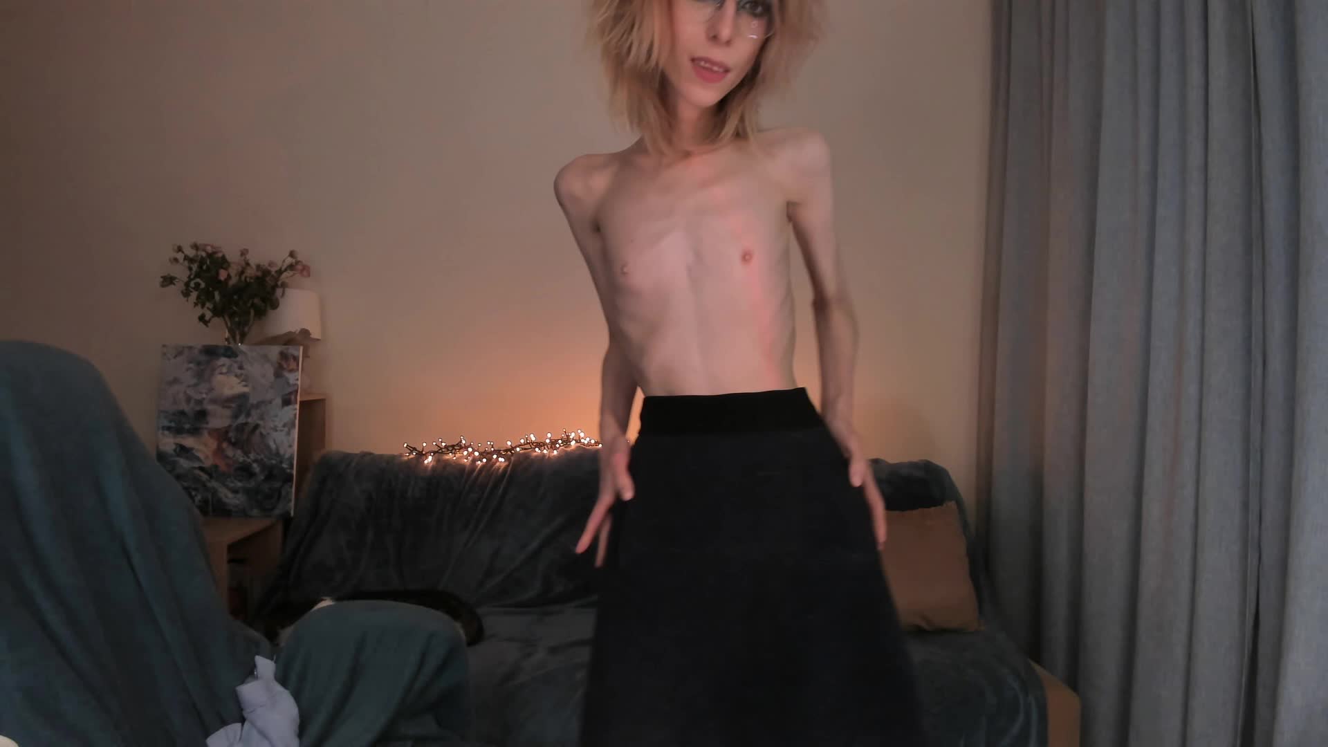 smoking and playing - Vídeo de amber_quell_here, modelo de vídeos