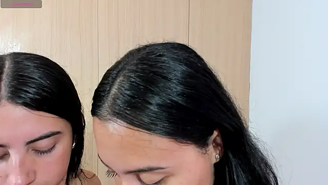 Hot girls and wet kisses - video by GiannaGovlea cam model