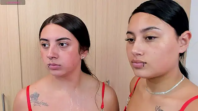 heated kisses 😈 - video by GiannaGovlea cam model