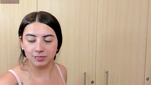 sloppy kisses with lots of saliva on hot pussy - video by GiannaGovlea cam model