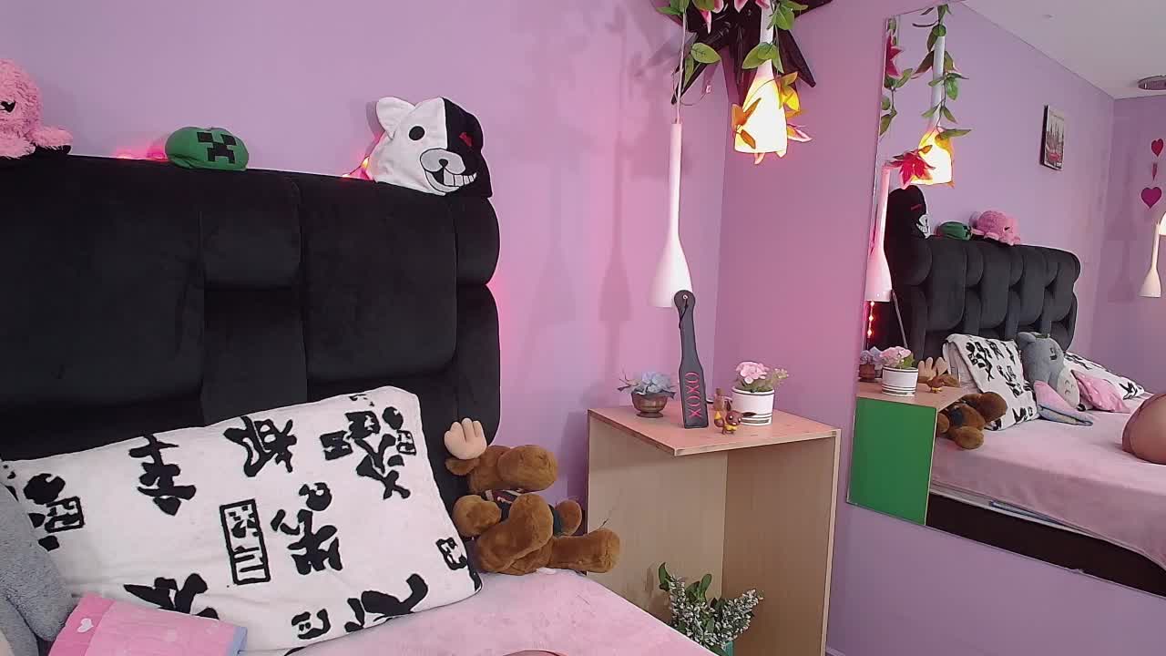 playing with my wet pussy - video by EllieStewart cam model