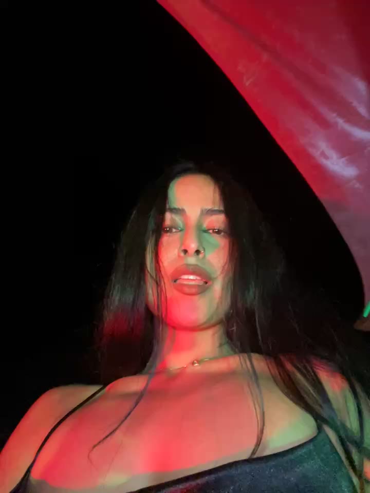 MASTURBATING IN PUBLIC - clip cu Alexandra_duque model videochat