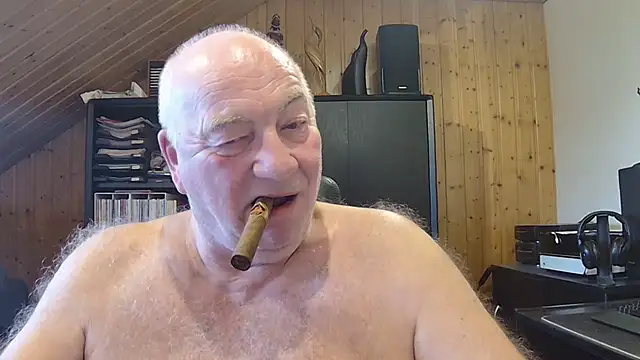 [14 Feb 09:58] Daddy smoke Cigar – video od webkamerové modelky biggandybig