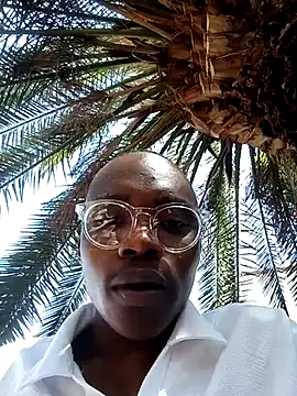 Taking off shoes public - video di BigGamecharger modella di cam