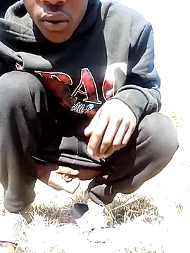 Masterbating in the bush - video di BigGamecharger modella di cam