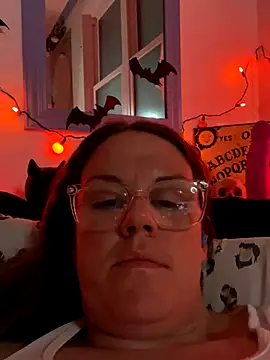 [27 Oct 04:47] Public Show - video by velvetta_ cam model